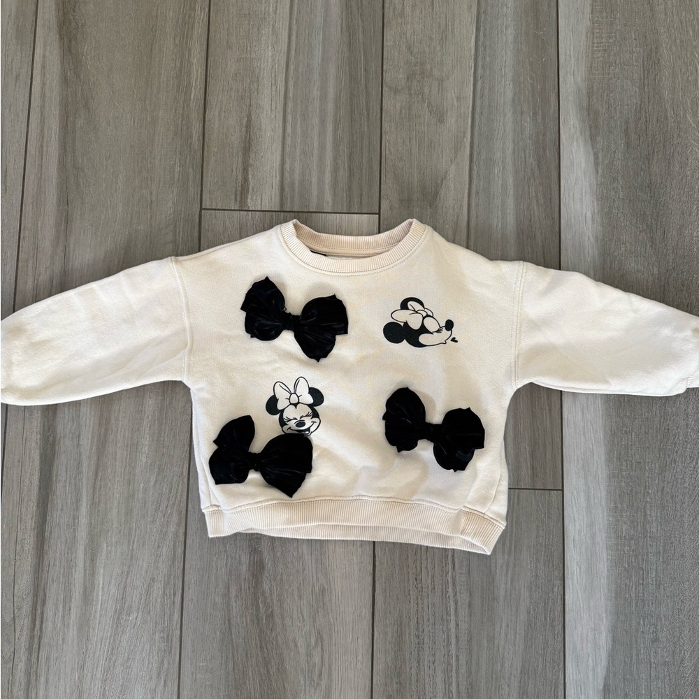 Zara Girls Disney Minnie Mouse Bow sweater Cream and Black Graphic Sweatshirt